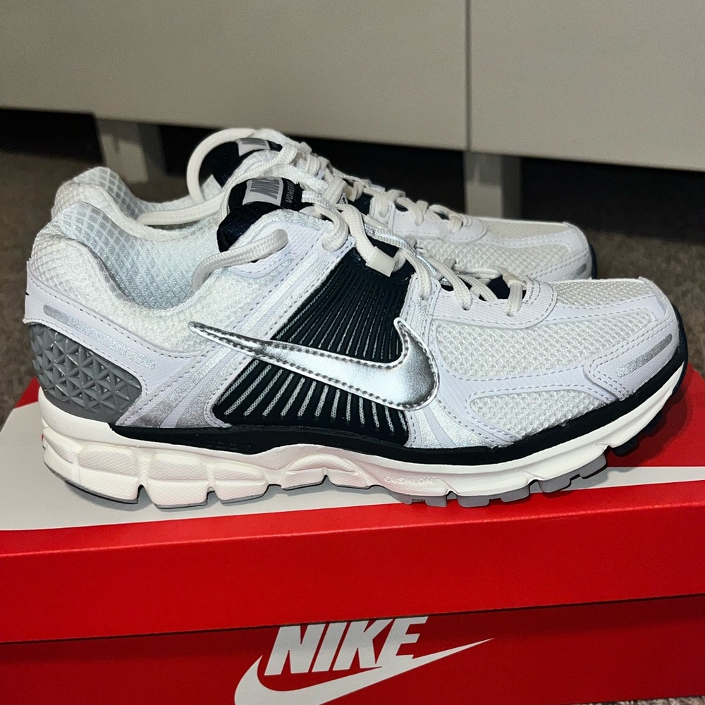 BRAND NEW IN BOX Nike Vomero 5 Women's Sneakers - White, Silver, and Deep Blue - Picture 2 of 15